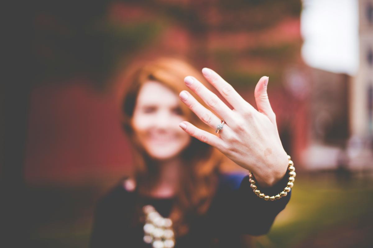 Vorschaubild für den Blogbeitrag "Engagement Shooting: Beliebte Paar-Fotos vor der Hochzeit"