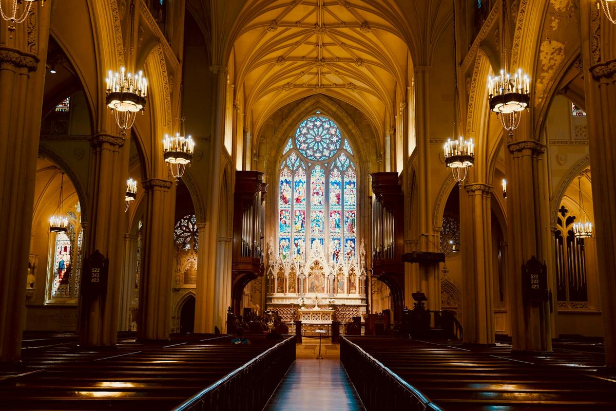 Vorschaubild für den Blogbeitrag "Kirchenfotografie: Zauberhafte Hochzeitsbilder"