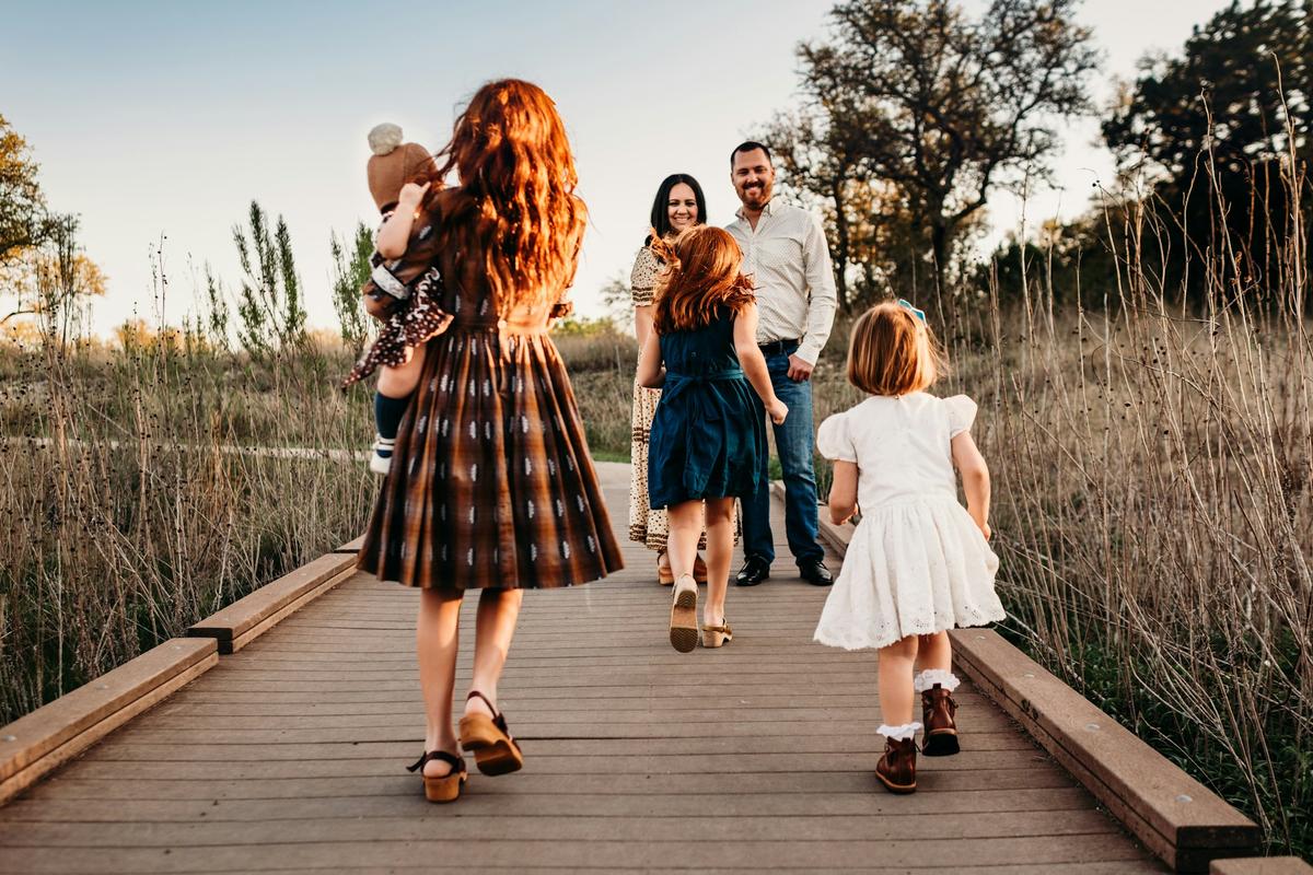 Vorschaubild für den Blogbeitrag "Familienfotos bei der Hochzeit: Liebe und Freude festhalten"