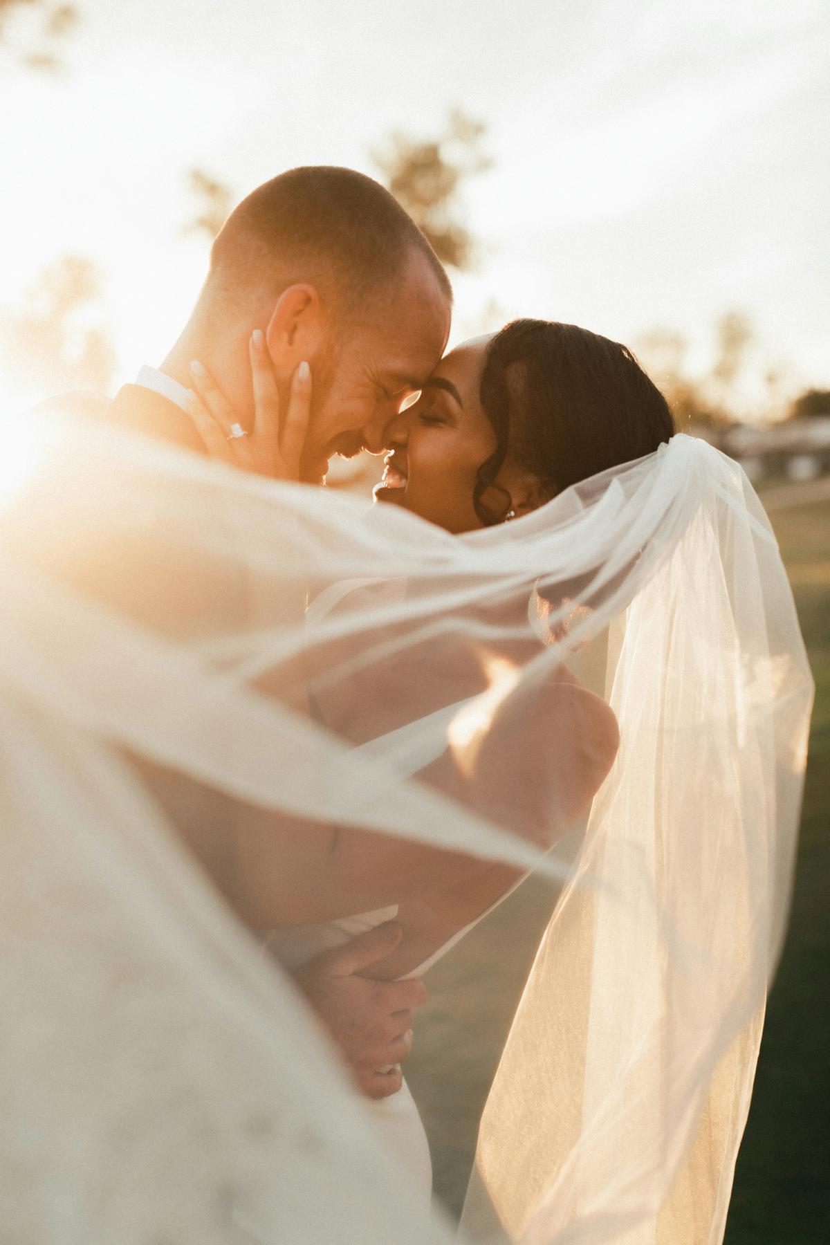 Vorschaubild für den Blogbeitrag "Warum Hochzeitsfotografie auf deiner Hochzeit essenziell ist"