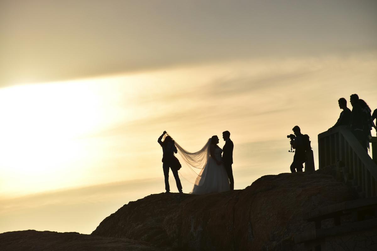 Vorschaubild für den Blogbeitrag "Licht in der Hochzeitsfotografie: Natürlich vs. Künstlich"